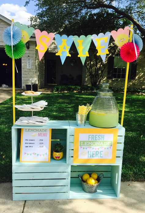 Crate Lemonade Stand DIY Make A Lemonade Stand, Lemonade Menu, Lemonade Stand Ideas, Kids Lemonade Stands, Kids Lemonade, Diy Lemonade Stand, Diy Lemonade, Ice Cream Stand, Lemonade Party