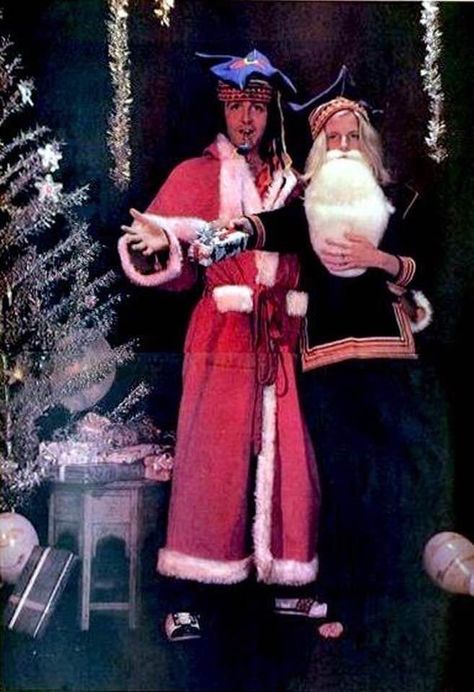 Paul Mccartney Christmas, Paul And Linda, Beatles Christmas, Paul Mccartney And Wings, Paul And Linda Mccartney, Punk Poster, Sir Paul, Linda Mccartney, Beatles John