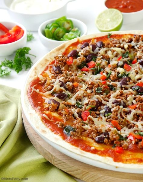 Quick & Easy Mexican Tortilla Pizzas - revamp your old classic pizza recipe with a  few Mexican twists for a healthier party appetizer or snack! | BirdsParty.com Pizza Chili Recipe, Chili Carne, Easy Healthy Pizza, Healthier Pizza, Tortilla Pizzas, Healthy Party Appetizers, Pizza Flatbread, Mexican Pizza Recipe, Entertaining Snacks