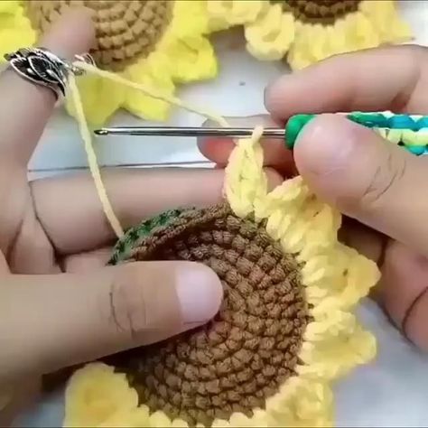 Crochet Flowers Free Pattern, Mini Crochet, Crochet Sunflower, Crochet Lessons, Knitted Flowers, Crochet Flower Tutorial, Crochet Rose, Crochet Flower Patterns, Diy Crochet Projects