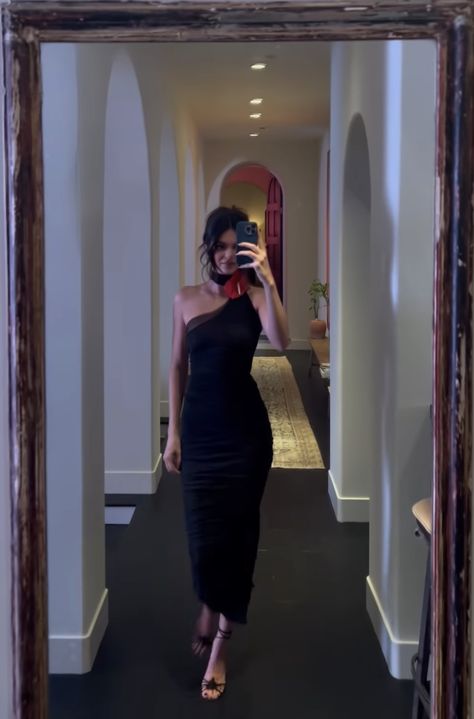 Kendall Jenner Midi Dress, Kendal Jenner Dress, Silent Luxury Outfits, Kendall Jenner Black Dress, Draculaura Aesthetic Outfit, Kendall Dress, Kendall Jenner Outfits Casual, Met Gala Outfits, Semi Formal Outfits