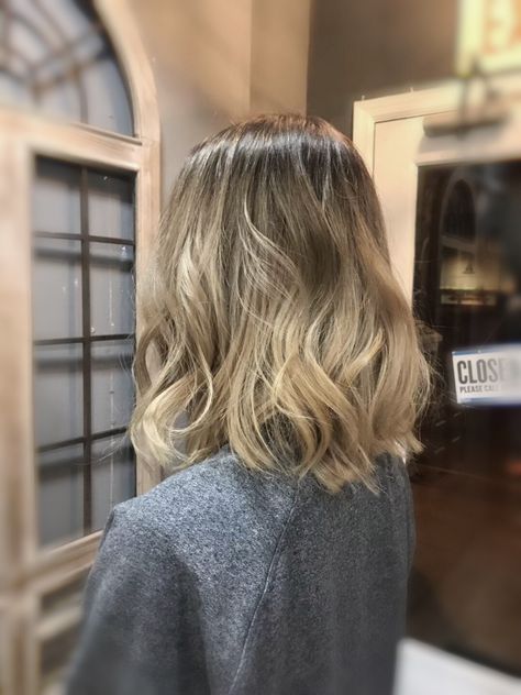 Short Hair Blonde Balayage, Short Hair Ombre, Caramel Blonde Hair, Dark Brunette Hair, Brown Hair Looks, Light Blonde Hair, Hairstyles For Layered Hair, Honey Blonde Hair, Light Hair Color