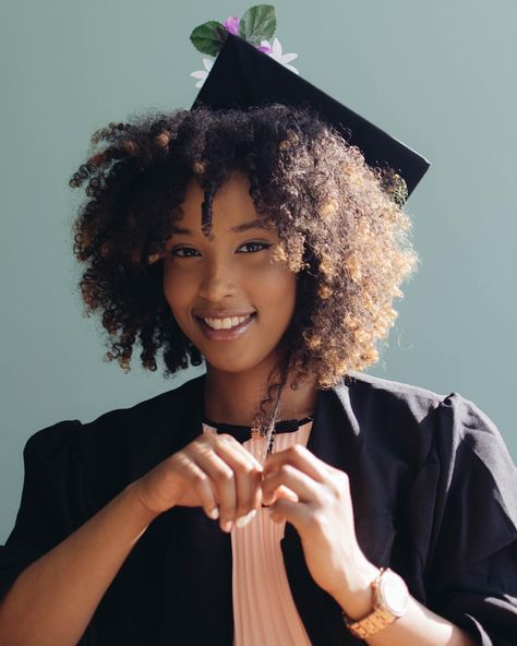 Natural Hair Graduation Cap, Natural Hair Graduation, Curly Hairstyles For Graduation, Curly Hairstyles Graduation, Laura Soto, Hair Graduation, Hairstyles Graduation, Hairstyles For Graduation, Graduation Hairstyles With Cap