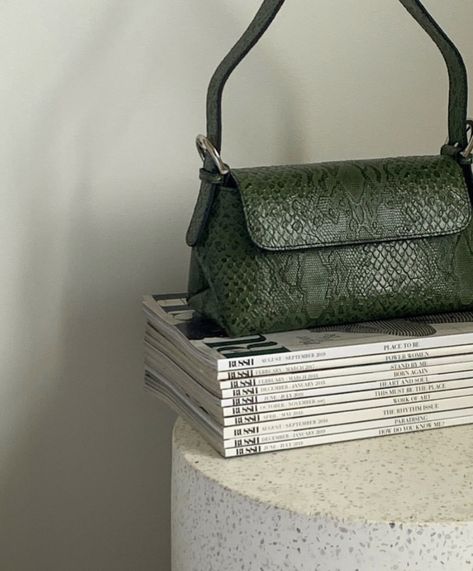 Luxury Green Bags For Fall, Green Bags Aesthetic, Vibtage Handbags, Green Handbag Aesthetic, Vintage Handbags Green, Shooting Bags, Photography Bags, My Style Bags, Purse Essentials