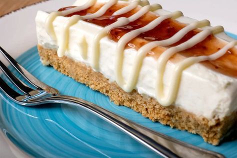 Philadelphia Snack Bars, Graham Cracker Biscuits, Snack Bar Recipes, Cheese Bars, Strawberry Cheesecake Bars, Cream Cheese Bars, Cream Cheese Topping, Cheese Bar, Snack Bars