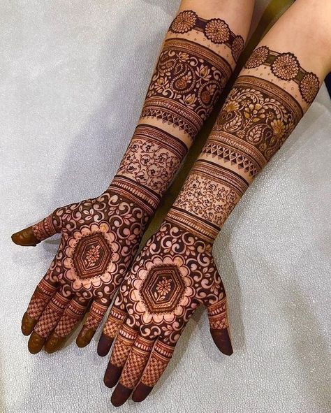 Mehendi Front Hand, Henna Crown, Crown Tattoos For Women, Elegant Henna, Wedding Henna Designs, Beautiful Simple Mehndi Design, Crown Tattoos, Front Mehndi Design, Simple Mehendi Designs