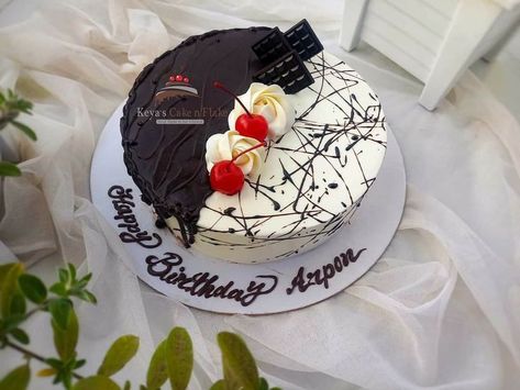 Simple Black Forest Cake Designs, Cake Ultah Coklat, Black Forest Cake Design, Black Forest Cake Decoration, Resipi Kek, Birthday Cake Decorating Ideas, Chocolate Cake Designs, Cake Decorating For Beginners, Cake Mini