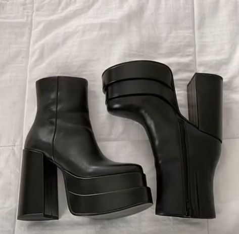 Platform Boots Aesthetic, Dr Shoes, Fancy Shoes, Aesthetic Shoes, Swag Shoes, Pretty Shoes, Dream Shoes, New Girl, Cute Shoes