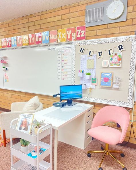 All Posts • Instagram Small Classroom Setup Elementary, Teacher Desk Setup, Set Up Classroom, Teacher Desk Areas, Speech Classroom, Classroom Vibes, Teacher Goals, Teaching Classroom Decor, Teacher Lifestyle