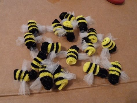 Bee Hives Diy, Pipe Cleaner Animals, Pipe Cleaner Art, Bee Classroom, Honey Bee Decor, Girl Scout Swap, Bee Costume, Pipe Cleaner Crafts, Bee Party