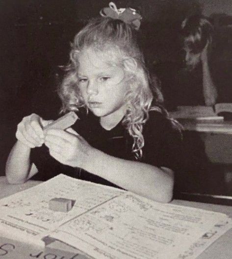 Taylor Swift Childhood, Rare Taylor Swift, Young Taylor Swift, Taylor Swift Jokes, Lil Tay, Baby Taylor, Photos Of Taylor Swift, Blonde Cat, Young Celebrities