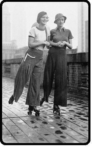 Ladies rollerskating in pants (1920s)                                                                                                                                                                                 More Roller Aesthetic, Style Année 20, Roosevelt Hotel, 1930's Fashion, 1930s Style, Vintage Nostalgia, Roller Skaters, Fotografi Vintage, Nyc Street Style