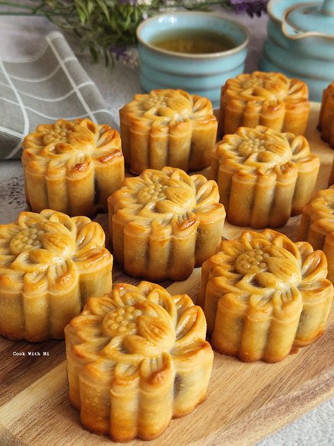 Traditional Lotus Paste Mooncake with Salted Egg Yolk (Mini) Chinese Moon Cake, Mooncake Recipe, Cake Festival, Moon Cake Mold, Moon Cakes, Salted Egg Yolk, Red Bean Paste, Salted Egg, Red Bean