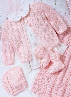 Cardigan Til Baby, Free Baby Sweater Knitting Patterns, Layette Pattern, Baby Shower Christmas, Baby Cardigan Knitting Pattern Free, Crochet Baby Cardigan, Baby Sweater Knitting Pattern, Knit Baby Sweaters