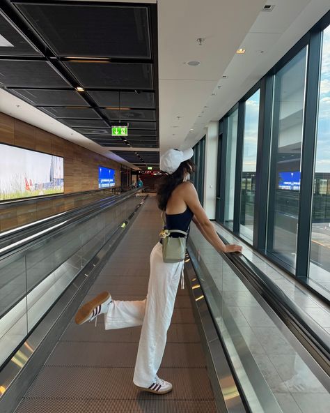 airport core 🛫🌅 (ft the cutest lady in the last video hahaha) #airport #airportdiaries #airportlife #airportstyle #airportfashion #airportoutfit #airportlook #airportaesthetic Airport Aesthetic Pictures, Airport Outfit Women, Airport Photoshoot, Airport Girl, Aesthetic Airport, Fashion 23, Air Port Outfit, Travel Aesthetics, Airport Pictures