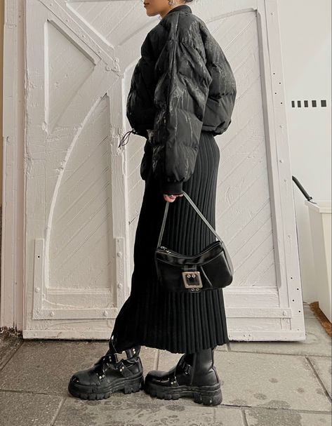 Long Skirt Outfits Black, Black Skirt Outfit Aesthetic, Outfits With Puffer Jackets, Monochromatic Outfit Aesthetic, Outfits Long Skirt, Puffer Jacket Outfits, Black Outfit Ideas, Skirt Outfits Aesthetic, Outfit Ideas Winter