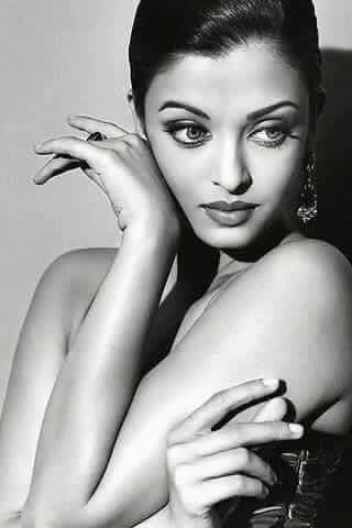 Aishwarya Rai Black And White, Aishwarya Rai Makeup, Dramatic Portrait, Aishwarya Rai Pictures, Aishwarya Rai Photo, Dakota And Elle Fanning, Parineeti Chopra, Aishwarya Rai Bachchan, Quantum Computer