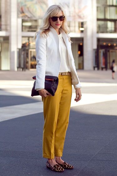 Have mustard pants and a cream blazer. Now I just need the perfect blouse and clutch. Mustard Pants Outfit, Yellow Pants Outfit, Mustard Pants, Simple Spring Outfits, Summer Outfits Ideas, Looks Pinterest, Look Formal, Yellow Pants, Fashion Styling