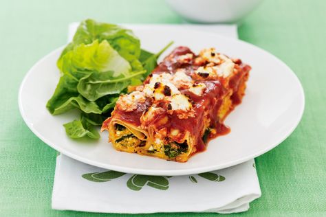 Full of cheese and vegies, this pumpkin cannelloni is the perfect midweek meal full of flavour and goodness. Spinach Cannelloni, Cannelloni Recipe, Cannelloni Recipes, Roast Pumpkin, Sauce Tomate, Vegetarian Dinner, Roasted Vegetables, Main Meals, Ravioli