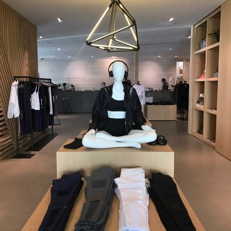 Gym Retail Display, Small Yoga Studio, Yoga Boutique, Boutique Gym, Gym Design Interior, Yoga Store, Clothing Store Interior, Fitness Boutique, Clothing Store Design