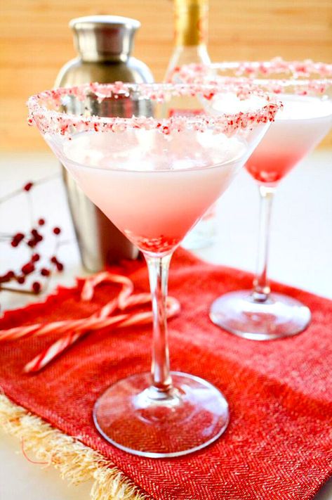 Candy Cane Martini Recipe Candy Cane Martini Recipe, Fun Holiday Cocktails, Candy Cane Martini, Candy Cane Recipe, Martini Recipe, Best Cocktail Recipes, Recipe Girl, Holiday Cocktail, Martini Recipes