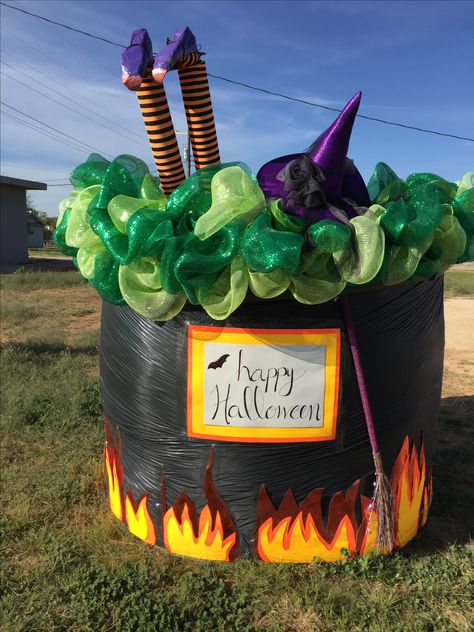 Hay Bale Halloween Decor, Halloween Hay Bale Ideas, Painted Hay Bale Ideas, Halloween Hay Bale, Hay Bale Decorating Ideas, Hay Bale Fall Decor, Hay Bale Decor, Painted Hay Bales, Hay Bale Decorations