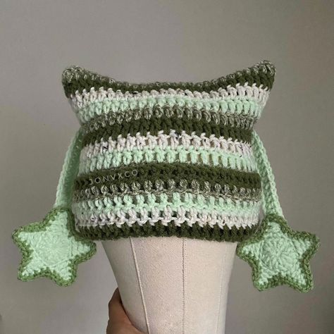 Shades of green striped cat beanie with stars on both sides all on a mannequin Cat Hat With Stars, Crochet Cat Beanie Free Pattern, Cat Beanie Tutorial, Crochet A Star, Tdi Oc, Beanie Tutorial, Crochet Cat Beanie, Star Beanie, Crochet Beanie Pattern Free