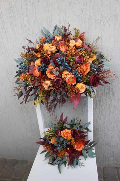 Flower Bouquet Fall Wedding, Thanksgiving Flower Centerpieces, Fall Bouquet Wedding, November Wedding Ideas, Burgundy Centerpiece, Thanksgiving Bouquet, Flower Table Decor, Table Bouquet, November Flower