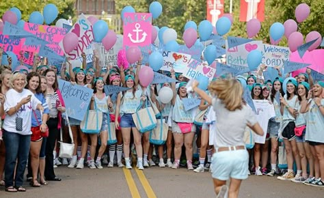 13 Reasons To Join A #Sorority @ItsRebekahh https://www.theodysseyonline.com/13-reasons-to-join-sorority Ole Miss Sorority, Sorority Recruitment Tips, Sorority Shirts Letters, Sorority Rush Outfits, Sorority Recruitment Outfits, Rush Outfits, Recruitment Outfits, Sorority Events, Sorority Rush