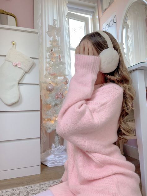 Baby Pink Outfit Aesthetic, Aesthetic Pink Christmas, Soft Girl Christmas, Pink Xmas Aesthetic, Winter Outfits Girly, Winter Pink Aesthetic, Pink Christmas Outfit, Pink Winter Aesthetic, Christmas Aesthetic Pink