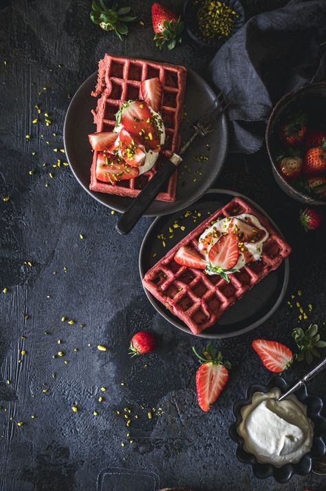 Einfaches Rezept für knusprige Waffeln mit Erdbeeren im Teig und als Topping. Absolut lecker!   #erdbeeren #waffeln #redvelvet #rezept Red Velvet Waffles, Crepes And Waffles, Strawberry Waffles, Food Drink Photography, Köstliche Desserts, Waffle Recipes, How To Make Breakfast, Breakfast Breads, Beignets