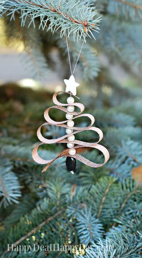 Learn how to make a Homemade Essential Oil Diffuser Christmas Tree Ornament out of lava beads, pearl beads and ribbon + Pine Essential Oil! #ornament #essentialoils #christmasornament Diffuser Christmas, Julkransar Diy, Rustic Christmas Ornaments, Homemade Essential Oil, Christmas Deco, Homemade Christmas, Xmas Crafts, Christmas Tree Ornament, Christmas Crafts Diy