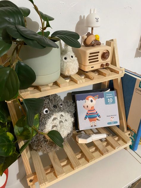 Totoro Bedroom Decor, Cute Wooden Shelves, Plant Furniture Indoor, Cottagecore Dorm Decor, My Neighbor Totoro Room Decor, Kawaii Green Bedroom, Totoro Room Aesthetic, Studio Ghibli Bedroom Decor, Forest Bedroom Aesthetic Cozy