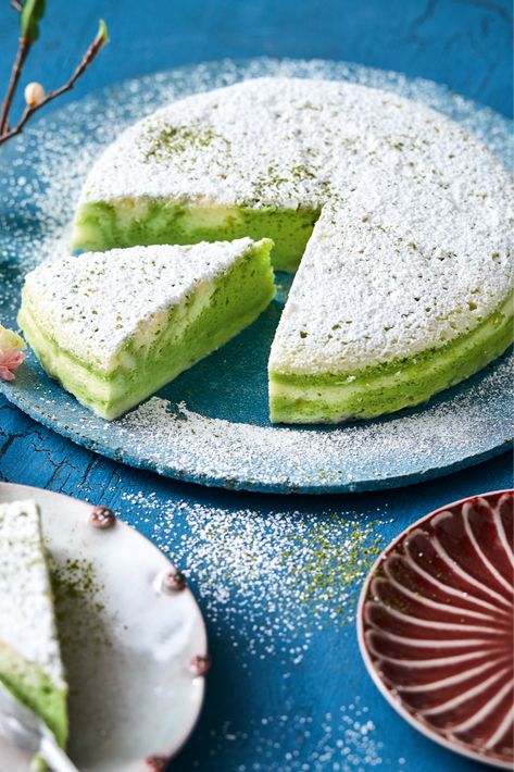 Dieser Cheesecake wird mit dem grünen Matcha-Pulver verfeinert. Das asiatische Dessert überzeugt durch gutes Aussehen und besonderen Geschmack. Damit träumen wir uns nach Fernost! #kuchen #cheesecake #matcha #dessert #asiatisch Matcha Cheesecake, Still Life Photographers, Matcha, Cheesecake, Dessert