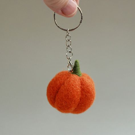 Fall Needle Felting, Needle Felted Keychains, Needle Felt Keychain, Needle Felting Keychain, Needle Felting Halloween, Felted Keychains, Felted Keychain, Pumpkin Keychain, Felt Plushie