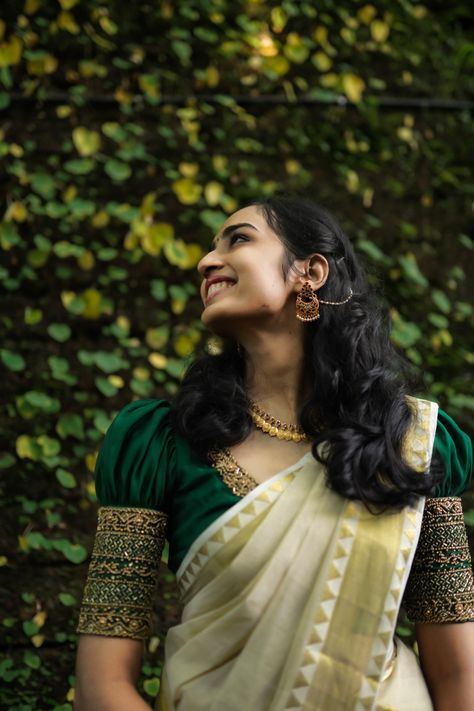 Weddingmojito Onam Saree With Green Blouse, Blouse Design For Set Mund, Kerala Set Saree Blouse Designs Latest, Set Saree Blouse Designs Kerala, Kerala Shopping, Kerala Engagement Dress, Onam Outfits, Kerala Saree Blouse Designs, Blouse Designs High Neck