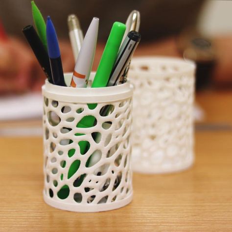 3D Printable Pencil Case - Voronoi             by Clement C. 3d Printer Pen, 3d Ideas, Home Studio Setup, 3d Printing Art, Christmas Gifts To Make, Homemade 3d Printer, 3d Printer Designs, Ender 3, 3d Printer Projects