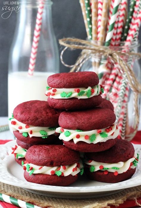 Unique Recipes Desserts, Life Love And Sugar, Velvet Cookies, A Glass Of Milk, Cookie Sandwiches, Red Velvet Cookies, Delicious Cream, Unique Desserts, Christmas Food Desserts