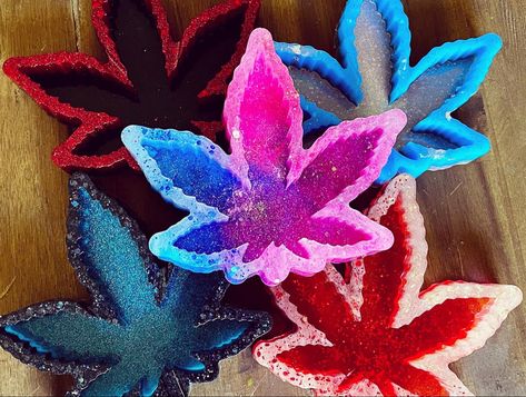 Pot leaf resin ashtrays Hot Glue Art, Resin Ashtray, Tray Resin, Glue Art, Black Coasters, Rasta Colors, Mini Jars, Ash Tray, Storm Clouds