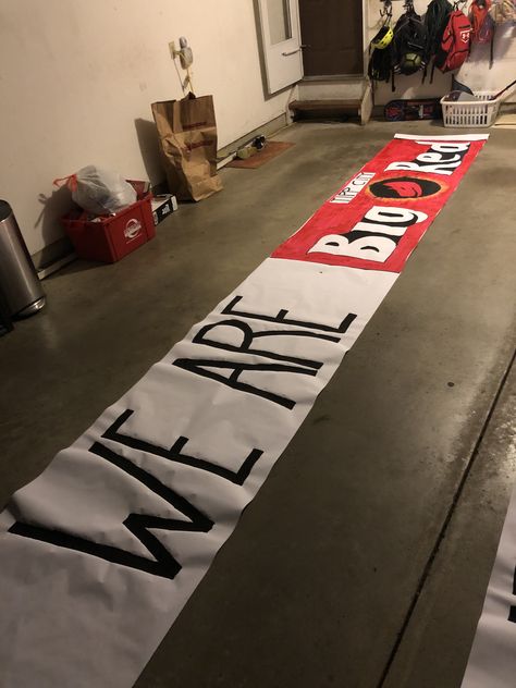 Football Spirit Signs, Football Game Signs, Run Through Signs, High School Football Posters, Spirit Posters, School Spirit Posters, Cheer School, Cheer Posters, Cheer Signs