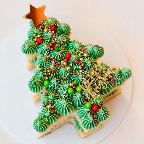 Christmas Tree Shaped Cake, Christmas Bake Off, Twix Cake, Christmas Cupcake Cake, Christmas Desserts Cakes, Mini Christmas Cakes, Easy Christmas Cake Recipe, Cupcake Tree, Christmas Sugar Cookies Decorated