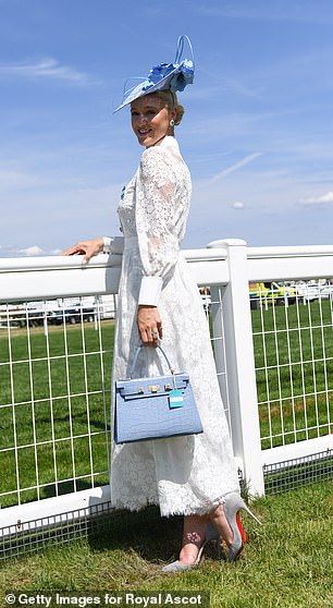 Here come the girls! Stylish racegoers don glamorous dresses and chic fascinators for Royal Ascot | Daily Mail Online Leonora Smee, 1960s Inspired Outfits, Ascot Outfits, Powder Blue Dress, Navy Fascinator, White Fascinator, Floral Fascinators, Floral Frocks, White Lace Maxi