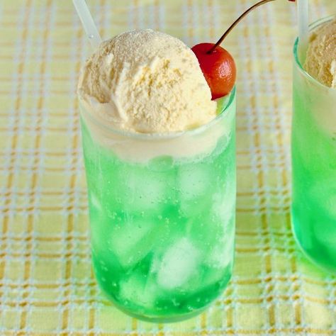 Melon Cream Soda (or Melon Soda Float) is a very popular classic Japanese drink loved by both kids and adults. Japanese Soda Float, Japanese Melon Soda, Cream Soda Float, Melon Soda Float, Japanese Cream Soda, Melon Soda Aesthetic, Melon Float, Float Drinks, Melon Cream Soda