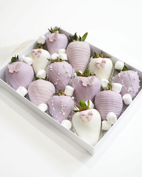 Delightfully decadent in purple hues 💜🍫 . . . #vancouver #vancouvereats #vancouvertreats #yvreats #vancouverfoodie #vancityfoodie #chocolatecoveredstrawberries #yvrstrawberries #yvrsweets #giftideas #vancouvergifts #dippedstrawberries #dippedfruit #chocoberries Chocolate Covered Strawberries Purple, Cute Chocolate Covered Strawberries, Choc Strawberries, Smash Heart, Purple Desserts, Treat Business, Food Gift Box, Chocolate Covered Strawberry Recipe, Cute Chocolate