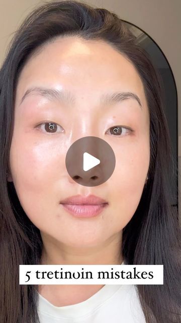 Tammy Weatherhead on Instagram: "5 Tretinoin mistakes you’re making 1. Applying on damp or wet skin will cause irritation 2. Using too much, there is a reason why you hear “PEA SIZED” amount in the same sentence as tretinoin - too much will cause your skin to turn red 3. It’s a new skincare product, give it time to adjust. First month 1-2 times a week then gradually go up to 2-3 times a week 4. Not applying moisturizer - you need to apply a good moisturizer on top so you alleviate any dryness and irritation 5. SUNSCREEN, SUNSCREEN, SUNSCREEN • • • #tretinoin #retinol #skincaremistakes #skincaretips #skincare #antiaging #skinhealth #skincare #beautytips" How To Apply Moisturizer To Face, How To Apply Tretinoin Cream, Tretinoin Benefits, How To Use Tretinoin Cream, Tretinoin Skin Care Routine, Skincare Tretinoin, Retinol Before And After, Tretinoin Routine Skincare, Best Moisturizer For Face