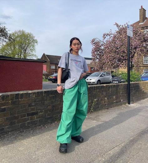 Baggy Tech Pants, Green Top Outfit, Cleaning Aesthetic, Balloon Silhouette, Tech Pants, Baggy Clothes, Green Top, Todays Outfit, Fitness Inspo