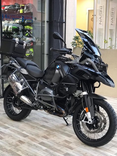 Moto Bmw R1200 Gs, Bmw Gs 1200 Adventure, Gs 1200 Bmw, Bmw Adventure Bike, Bmw Motorbikes, Bmw R 1250 Gs, Mountain Roads, Bmw Black, Touring Motorcycles