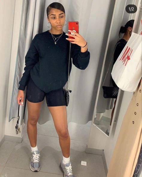 Black Sweat Shorts Outfit, Black Crewneck Outfit, Crewneck Outfit Aesthetic, Summer Outfits Athletic, Crewneck Sweatshirt Outfit, Leisure Wear Women, Birthday Outfit For Teens, Crewneck Outfit, Cute Outfits With Shorts