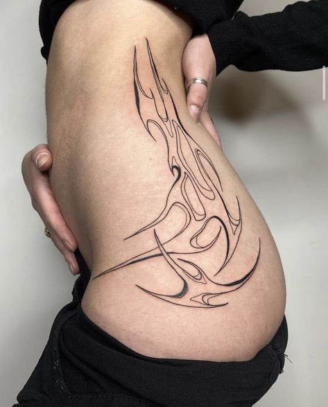 Female Body Tattoo, Neotribal Tattoo Design, Rose Tattoo Hand, Thigh Piece Tattoos, Upper Leg Tattoos, Gotik Tattoo, Upper Thigh Tattoos, Tattoo Artist Tattoo, Tattoo Design Tattoo