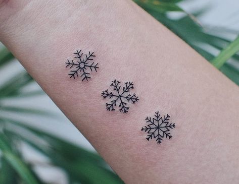 Small Snowflake Tattoo Wrist Snow Flake, Fineline Snowflake Tattoo, Snowflake Tattoo Design Unique, Fine Line Snowflake Tattoo, Simple Snowflake Tattoo, Ski Tattoo Simple, Snow Tattoo Ideas, Ski Tattoo Ideas, Skiing Tattoo Ideas